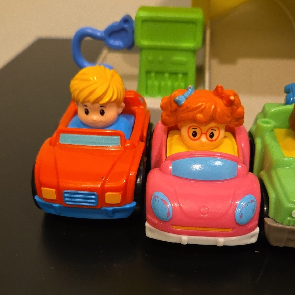 Little People Helpful Neighbors Car Garage Ramp with 7 Wheelie Cars - Picture 2 of 9